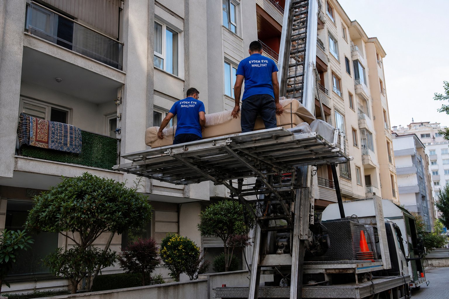 Dış cephe platformunda güvenli asansörlü eşya yükleme