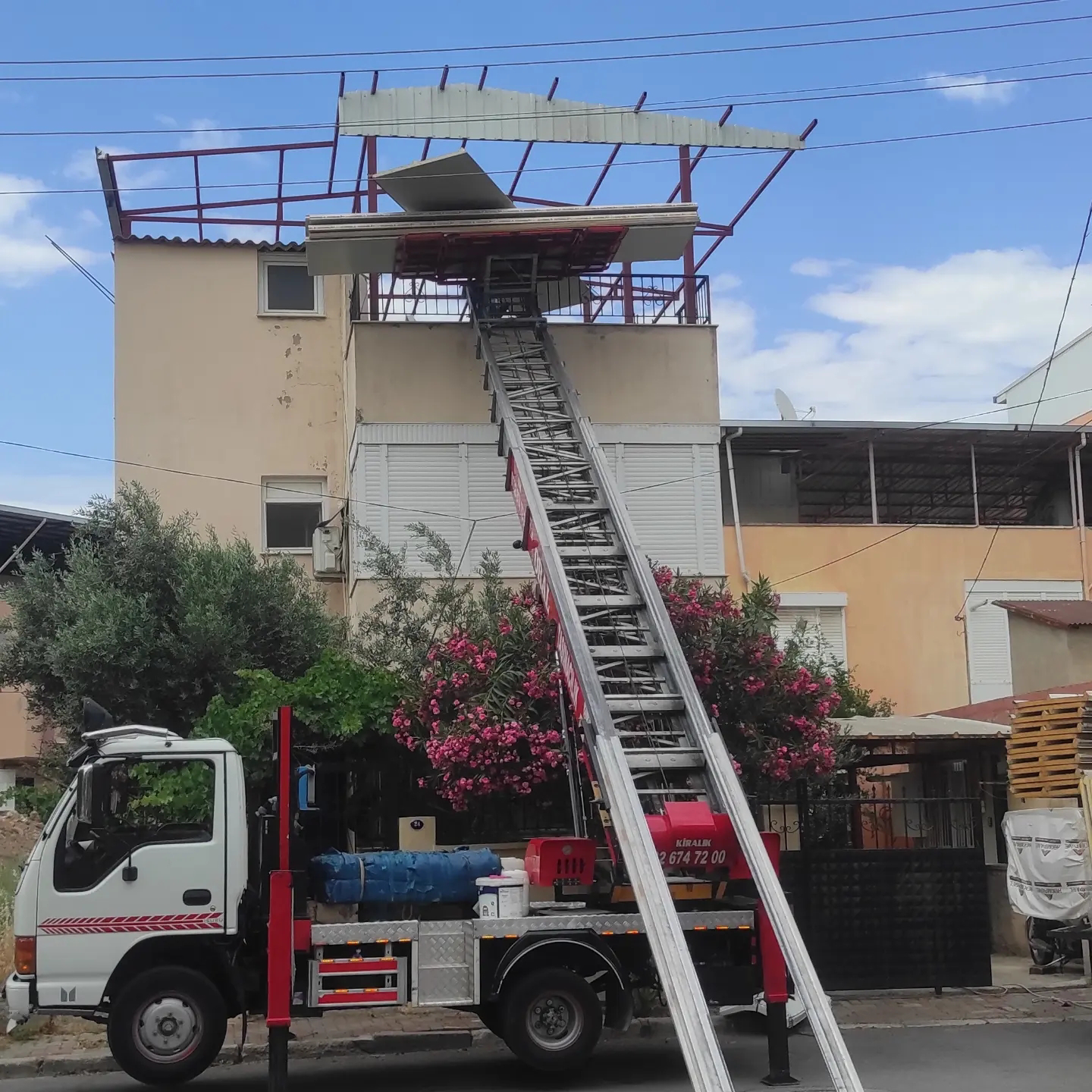 Teras katina dogrudan uzanan nakliye asansoru